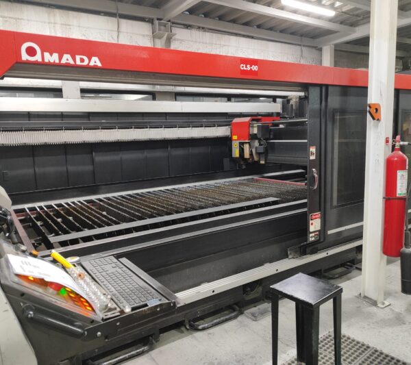 Máquina de corte láser AMADA FO-3015 MII NT
